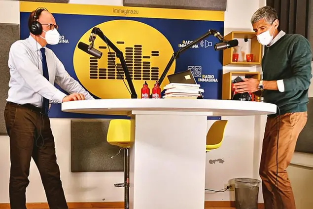 Enrico Letta durante il filodiretto su Radio Immagina, intervistato da Cristiano Bucchi