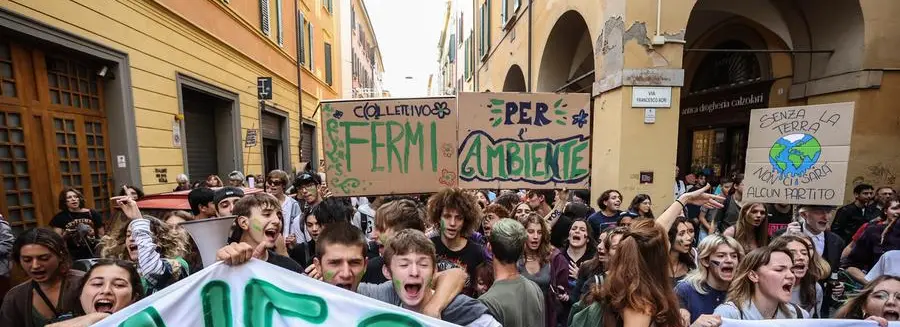 Foto Guido Calamosca/LaPresse 23-09-2022 Bologna, Italia - Cronaca piazza Verdi, Corteo Fridays for future per l’ambiente september 23, 2022 Bologna Italy - News piazza Verdi, Fridays for future parade for the environment
