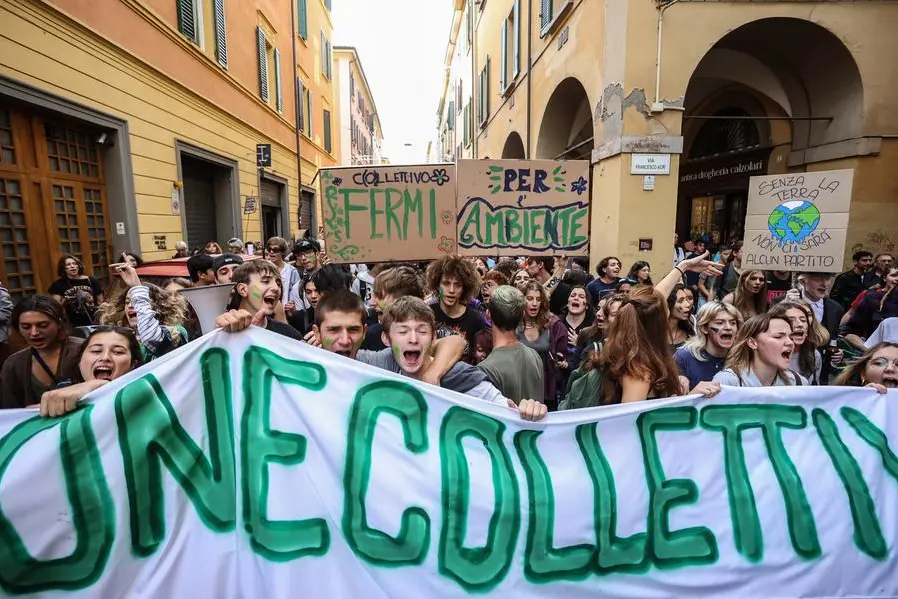 Foto Guido Calamosca/LaPresse 23-09-2022 Bologna, Italia - Cronaca piazza Verdi, Corteo Fridays for future per l’ambiente september 23, 2022 Bologna Italy - News piazza Verdi, Fridays for future parade for the environment