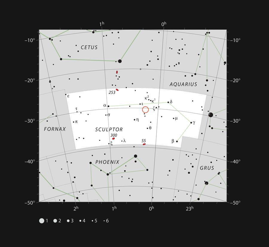 Questo grafico mostra l'ubicazione del sistema planetario TOI-178 nella costellazione dello Scultore. La mappa include la maggior parte delle stelle visibili a occhio nudo in buone condizioni osservative. La posizione del sistema \\u00E8 indicata da un cerchio rosso. (ESO, IAU and Sky & Telescope)