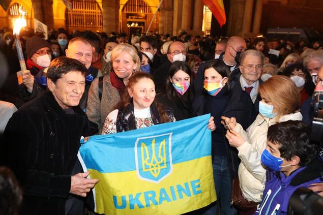 Fiaccolata per l'Ucraina a Bologna, Morandi canta contro la guerra (LaPresse)