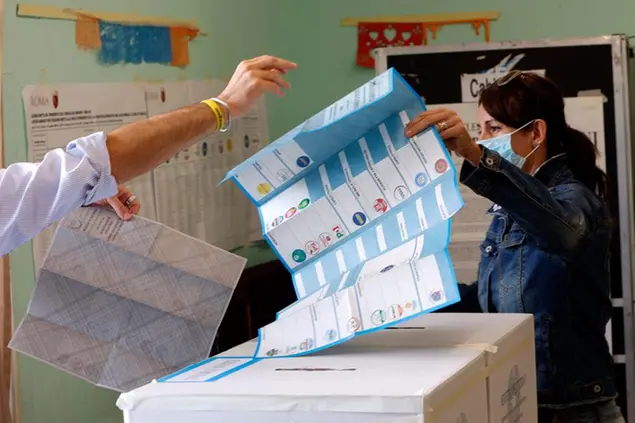 03/10/21 Roma. Elezioni amministrative. Operazioni di voto in un seggio elettorale in una scuola del quartiere Ottavia.