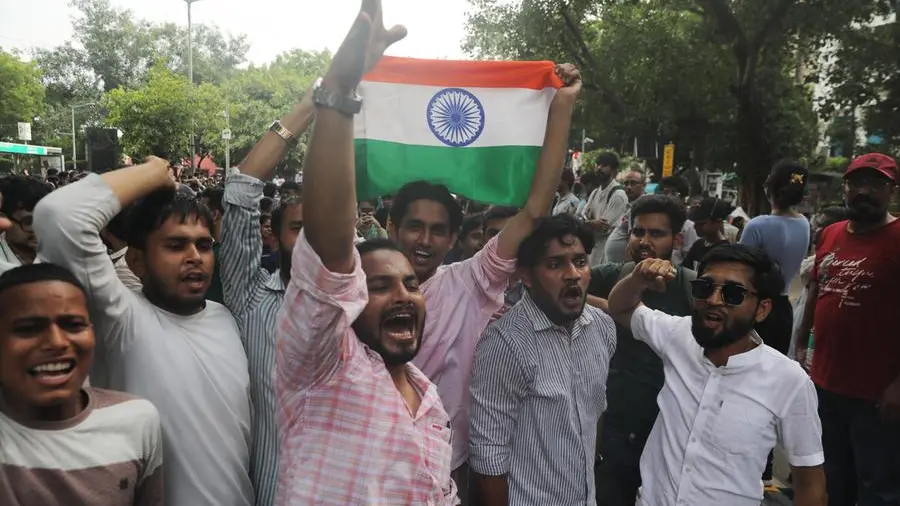 Giovani indiani in piazza, con striscioni e cibo, protestano contro il governo e il sistema educativo
