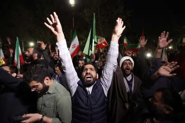 La notte dell'attacco dell'Iran a Israele, molte persone si sono radunate davanti all'ambasciata britannica a Teheran, festeggiando