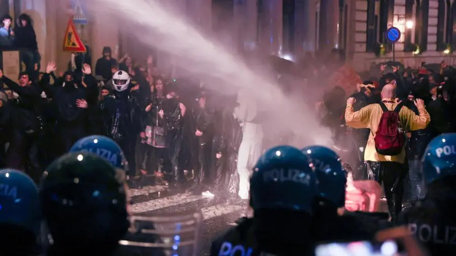 Idranti, cariche e fermi: la nuova strategia per zittire le proteste