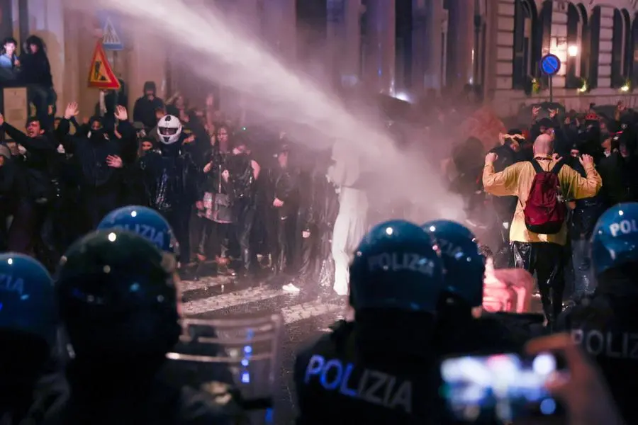 Idranti, cariche e fermi: la nuova strategia per zittire le proteste