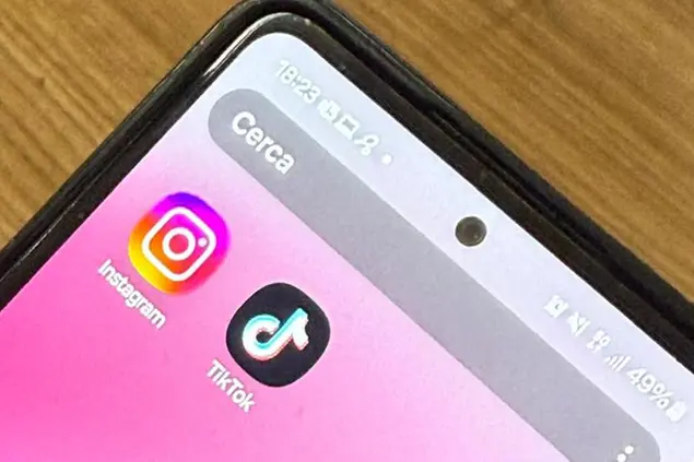 I loghi di Instagram e TikTok in uno smartphone