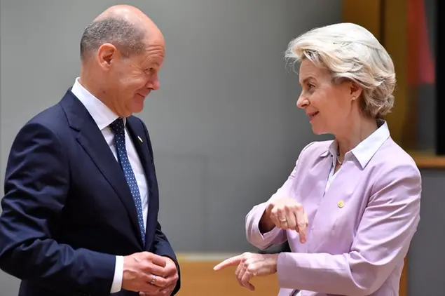 (Il cancelliere tedesco e la presidente della Commissione europea. Foto LaPresse)