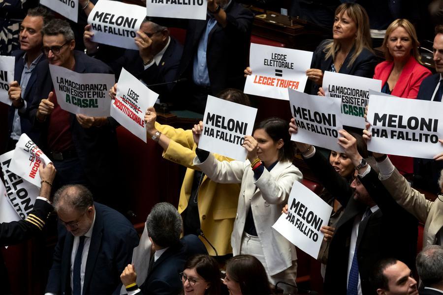 Un gruppo di deputati e attivisti protestano davanti al Senato contro la legge elettorale, con manifestazioni previste per il prossimo lunedì