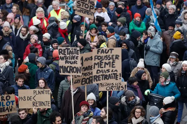 \\\"Pensione anticipata per Macron!\\\", dice uno dei cartelli della protesta a Strasburgo. Contro le pensioni, mobilitazioni in decine di città. Foto AP