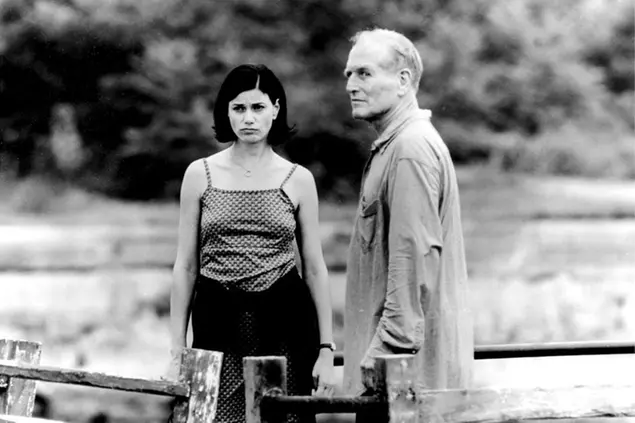 Linda Fiorentino e Paul Newman in una scena di \\\"Per amore...dei soldi \\\", il film di Marek Kanievska