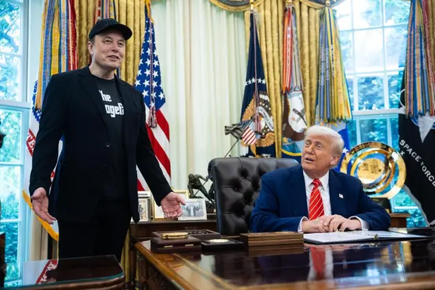 Donald Trump ed Elons Musk durante una conferenza stampa nello studio Ovale a Waashington