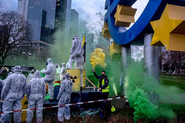 (Una protesta di Greenpeace e altri collettivi ambientalisti a Francoforte contro il \\\"greenwashing\\\" Ue. Foto AP)