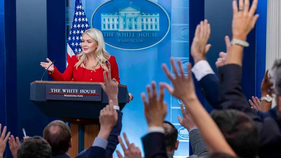 Karoline Leavitt, direttrice della comunicazione della Casa Bianca, lascia il suo incarico per motivi personali, mentre Trump si sposta su un aereo militare per paura di minacce iraniane