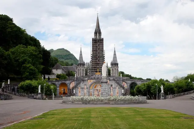 Mosaici di\\u00A0Marko Ivan Rupnik nella basilica di Lourdes (ApPhoto)