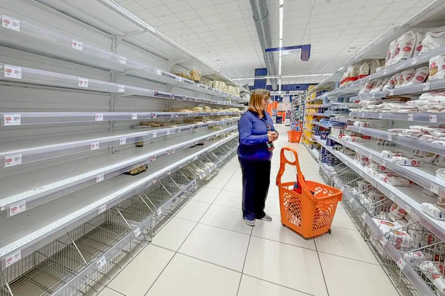 I blocchi selvaggi dei tir paralizzano l’Italia. Meloni immobile sulla crisi del paese reale