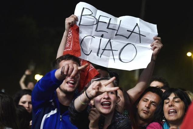 01/05/2015 Roma. Piazza San Giovanni, concertone del 1 Maggio organizzato dai sindacati. Nella foto il pubblico con un cartello con scritto Bella Ciao