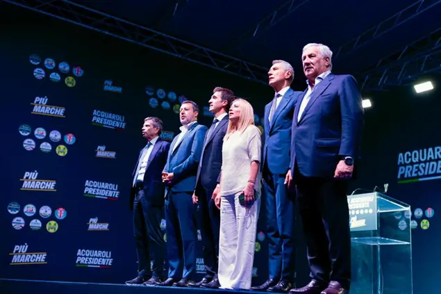 Il leader di Noi moderati Maurizio Lupi, il leader della Lega e vicepremier Matteo Salvini, il presidente uscente delle Marche e candidato del centrodestra Francesco Acquaroli, la presidente del Consiglio e leader di Fratelli d'Italia Giorgia Meloni, il segretario dell'Udc Antonio De Poli e il segretario di Forza Italia e vicepremier, Antonio Tajani, alla chiusura della campagna elettorale del centrodestra per il governatore Acquaroli ad Ancona