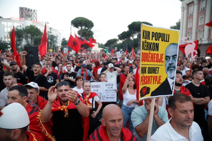 Rivoluzione dei fenicotteri, in Albania la protesta che si prende cura del futuro