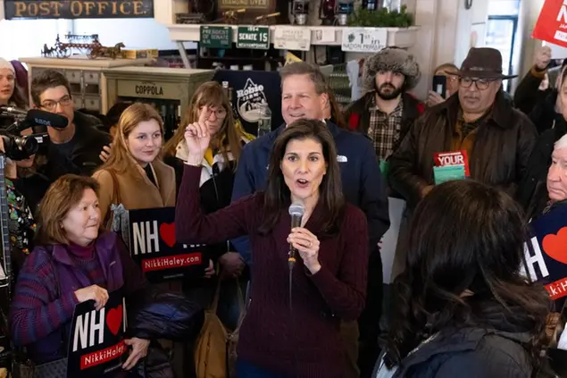 Nikki Haley fa campagna elettorale in New Hampshire. Alle sue spalle, il governatore dello stato, Chris Sununu (foto EPA)