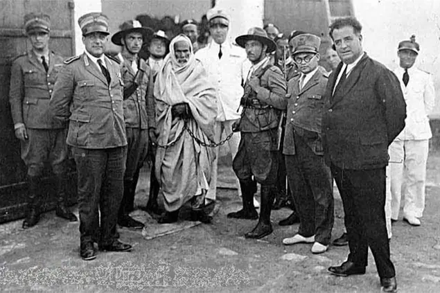 Omar al Muktar, eroe della resistenza libica contro il colonialismo italiano, arrestato nel 1931. Gheddafi esibì questa foto sul petto al suo arrivo a Roma il 10 giugno 2009
