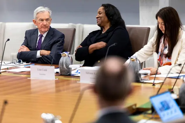 Lisa Cook con il numero uno della Fed Jerome Powell