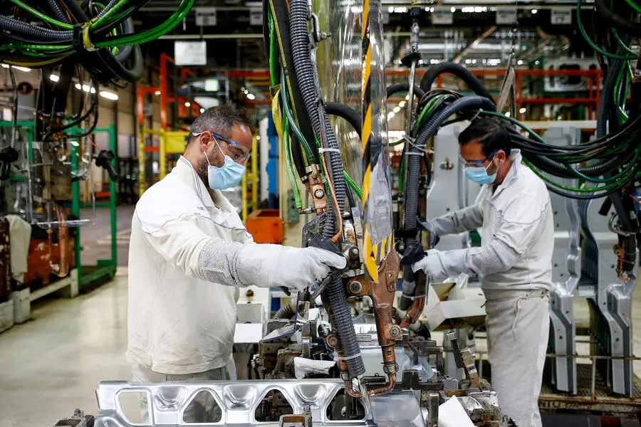 Foto Cecilia Fabiano/ LaPresse 27 aprile 2020 Chieti (Italia) Cronaca Emergenza Covid 19, riapertura degli stabilimenti FCA con le misure di sicurezza anti contagio Nella Foto : due operai lavorano nel reparto di lastratura protetti dal nuovo dispositivo di separazione anti Covid Photo Cecilia Fabiano/LaPresse April 27 , 2020 Chieti (Italy) News Covid 19 emergency , reopening of the Fca factory with safety measures In the pic : two workers working in the welding department with the new plastic protection against Covid contamination