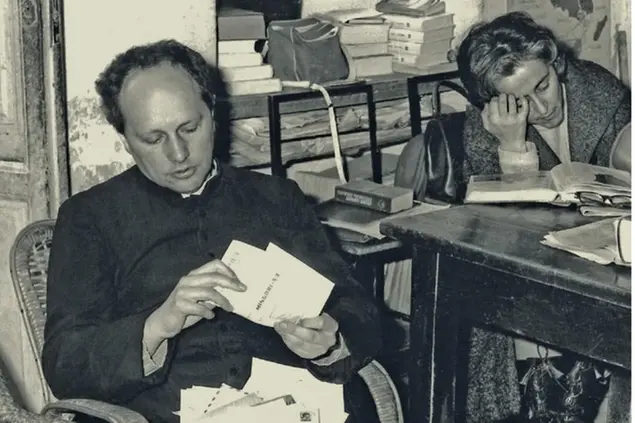 Adele Corradi con don Milani a Barbiana, nel momento della lettura della corrispondenza (Archivio Corradi/Archivio Fscire)