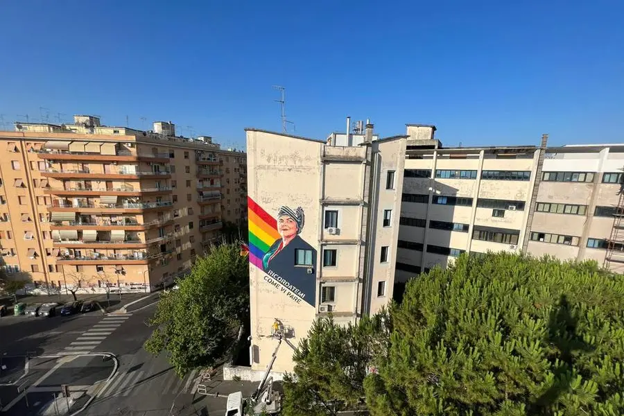 Un murale per Michela Murgia. «Il suo sorriso continua a fare rumore»