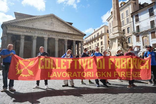 Protesta lavoratori GKN di Firenze prima dell\\u2019incontro sindacale al ministero dello sviluppo economico a ottobre (Foto\\u00A0Mauro Scrobogna /LaPresse)