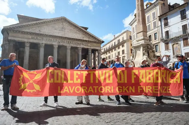 Protesta lavoratori GKN di Firenze prima dell’incontro sindacale al ministero dello sviluppo economico a ottobre (Foto\\u00A0Mauro Scrobogna /LaPresse)