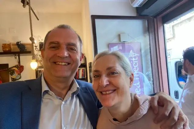 L'ex sindaco Luigi De Magistris è andato a esprimere solidarietà a Nives Monda