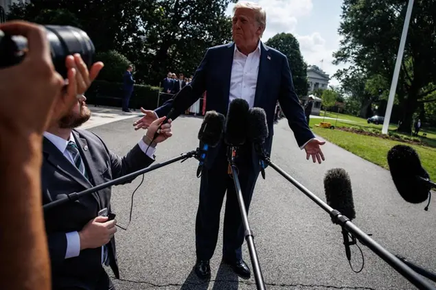 Il presidente degli Stati Uniti Donald Trump fuori dalla Casa Bianca