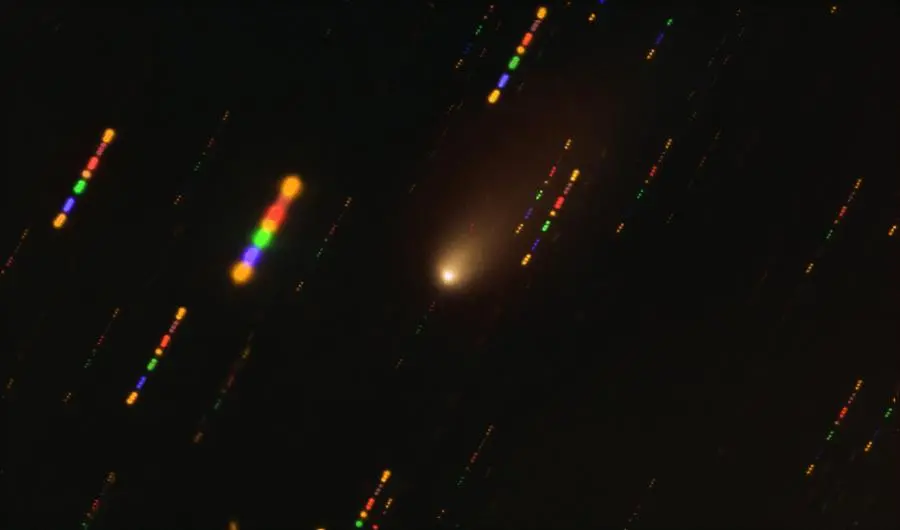 Questa immagine è stata scattata grazie al Very large telescope dell'Eso\\u00A0alla fine del 2019, quando la cometa 2I/Borisov è passata vicino al sole. Poiché la cometa viaggiava a una velocità vertiginosa, di circa 175mila\\u00A0chilometri all'ora, le stelle sullo sfondo appaiono come strisce di luce. I colori di queste strisce, che danno un aspetto psichedelico alla foto, sono in realtà\\u00A0il risultato della combinazione di più osservazioni, in diverse bande di lunghezza d'onda.