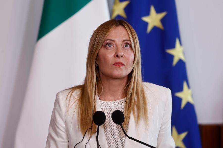 Un grafico mostra il tasso di occupazione in Italia rispetto alla media Ocse, con un divario significativo