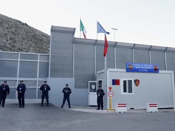 «Come cani dentro la gabbia», le voci dei reclusi di Gjadër