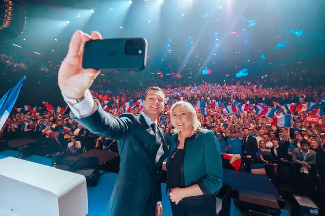 (Bardella, capolista alle europee, e Le Pen, leader del Rassemblement National, all'evento elettorale del 2 giugno al Dôme de Paris - Palais des Sports. Foto X / Bardella)