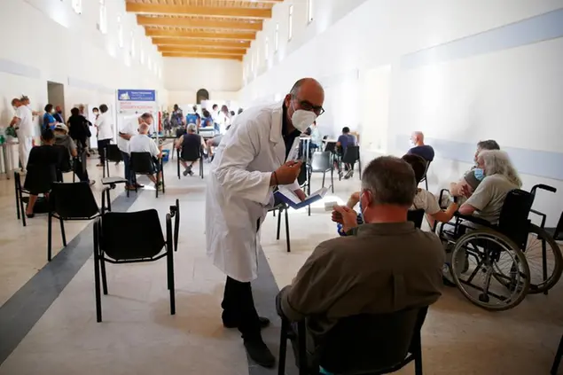 Foto Cecilia Fabiano/ LaPresse 06 luglio 2021 Roma (Italia) Cronaca : Inaugurazione del centro per la vaccinazione anti Covid 19 dedicato alle persone fragili realizzato dalla Comunità di Sant’Egidio in collaborazione con il Commissario straordinario per l’emergenza, la Croce Rossa Italiana e la Asl Roma 1 Nella Foto : Il Centro Vaccinale Photo Cecilia Fabiano/ LaPresse July 06 , 2021 Roma (Italy) News : Inauguration of the Covid 19 vaccine center for fragile persons created by Sant’Egidio in collaboration with the extraordinary Commissioner for the emergency, the Italian Red Cross and the ASL Roma 1 In the Pic : the Vaccine Centre