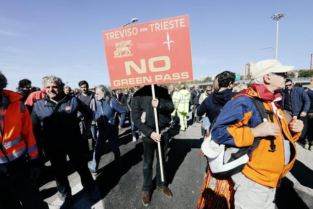 15/10/2021 Trieste, protesta dei portuali al varco 4 del porto di Trieste contro l'obbligo di Green pass per poter lavorare