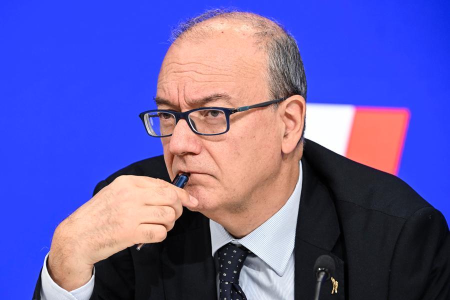 Le scuole fanno già educazione alle relazioni. Valditara invece la mette sotto controllo