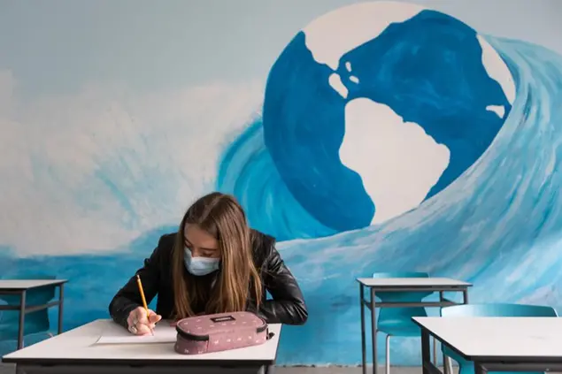 26/04/2020 Milano, le scuole superiori riaprono agli studenti in presenza con una capienza massima del 75 per cento; nella foto gli studenti della scuola superiore Istituto Galilei Luxemberg in classe mentre seguono una lezione