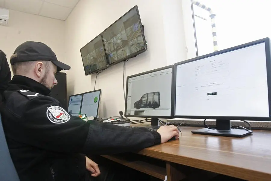 Alla frontiera con la Polonia, viene utilizzato un dispositivo per lo screening a raggi X della Nuctech, la società che ora è accusata di essere favorita in maniera sleale dalla Cina (foto Epa/via Ansa)