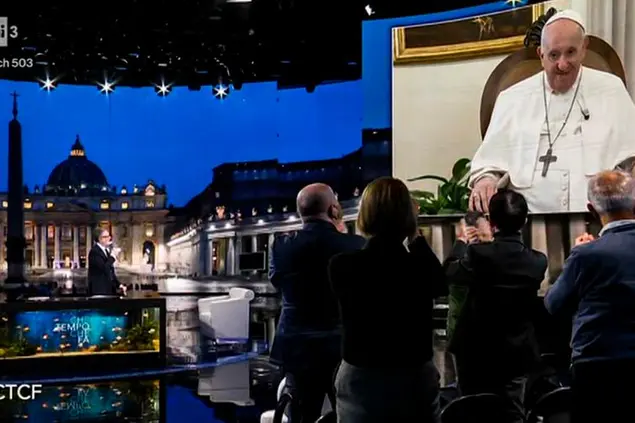 06/02/2022 Milano, Fazio intervista Papa Francesco nella sua trasmissione Che Tempo Che Fa (Screenshot)