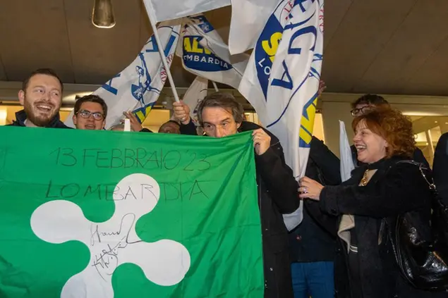 Foto Stefano Porta/LaPresse 13-01-2023 Milano, Italia - Cronaca - Festeggiamenti della Lega davanti al Pirelli con Attilio Fontana dopo la vittoria delle elezioni regionali February 13, 2023 Milan, Italy - News - Celebrations of the Lega in front of the Pirelli with Attilio Fontana after the victory of the regional elections