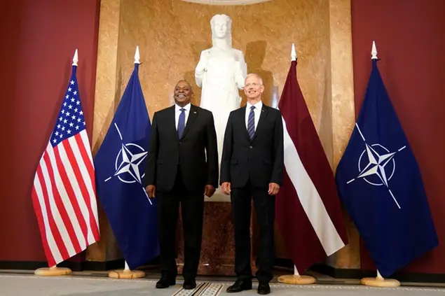 Il segretario della Difesa Usa, Lloyd Austin, e il primo ministro lettone Krisjanis Karins (AP Photo/Roman Koksarov)