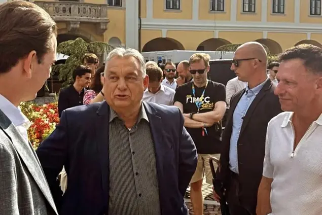 L'ex cancelliere austriaco ha condiviso sui suoi account social questa foto col premier ungherese e con Thiel, commentando: \\\"Incontrando vecchi amici\\\"