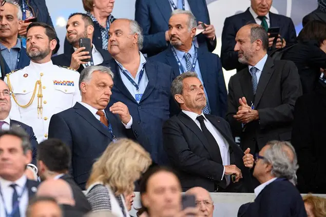 (Il premier ungherese e l’ex presidente francese sono stati fotografati fianco a fianco durante la finale di Champions League.\\u00A0Foto AP)