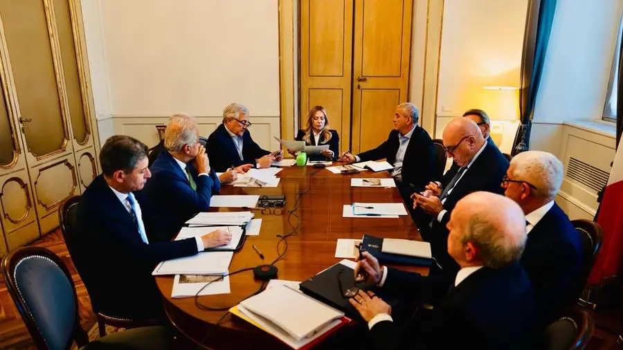 Fermo per i minori e 500 militari a Milano, Meloni sforna l’ennesimo (inutile) decreto