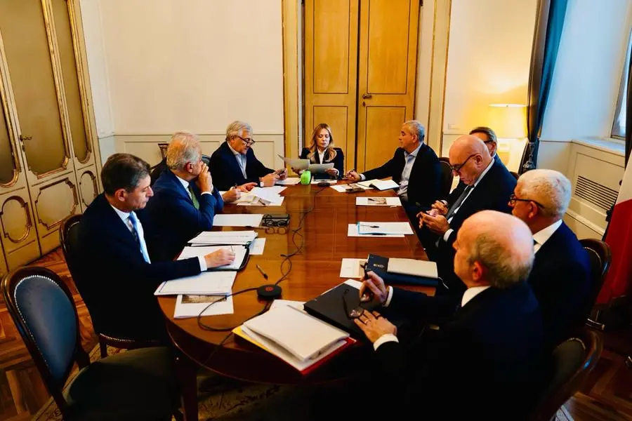 Fermo per i minori e 500 militari a Milano, Meloni sforna l’ennesimo (inutile) decreto