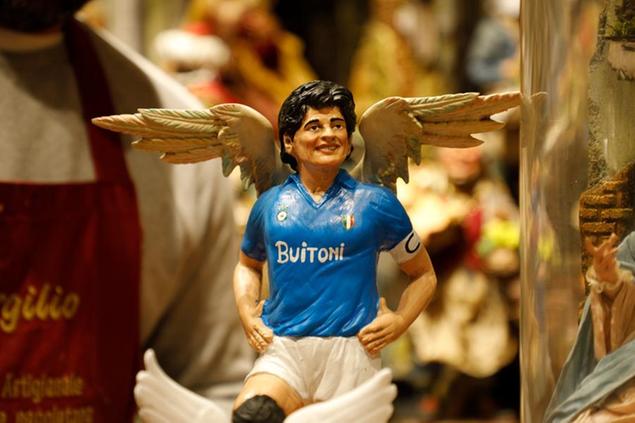 (Statuina di presepe napoletano dedicata a Maradona. Foto LaPresse)